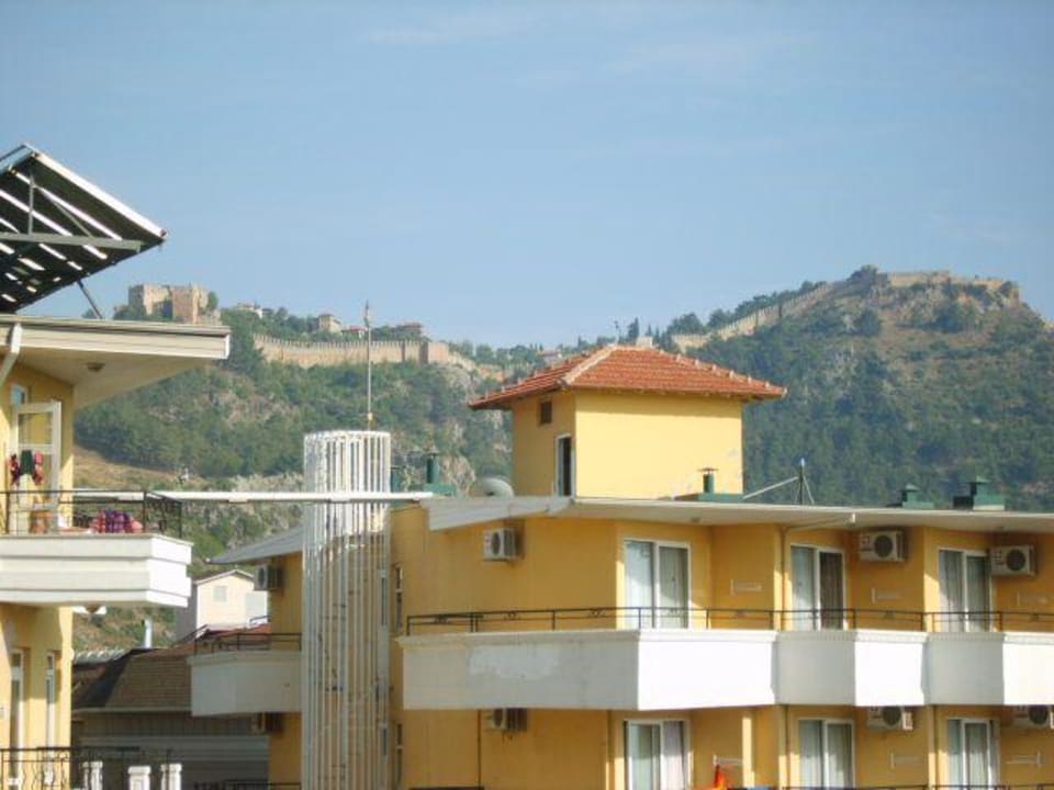 Blick auf die Burg vom Anbau Gardenia Hotel