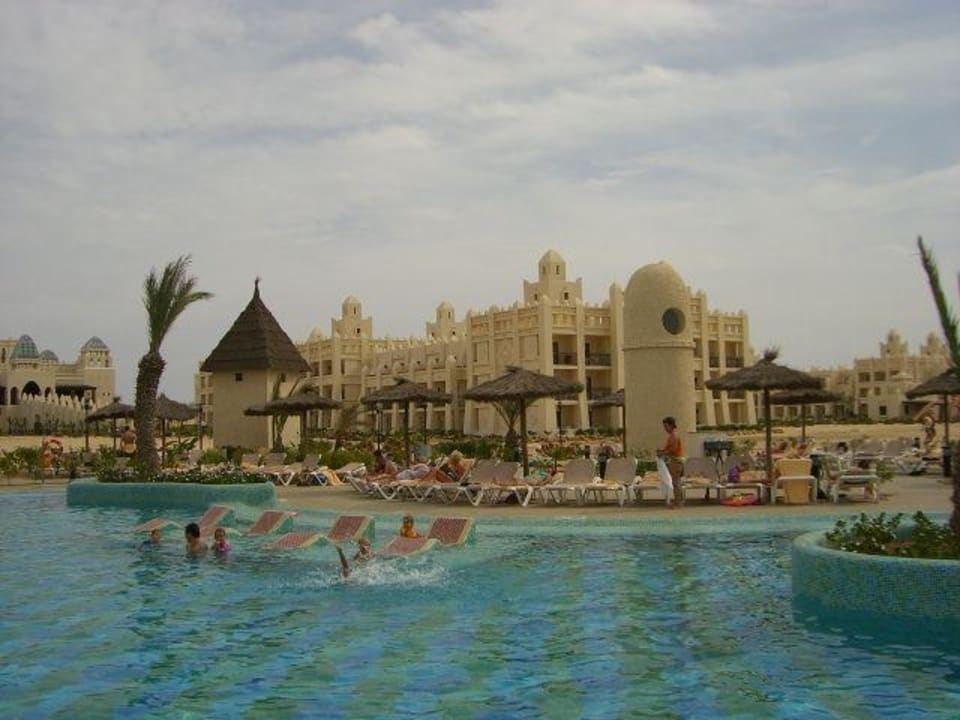 Ein Teil der Poollandschaft Hotel Riu Karamboa