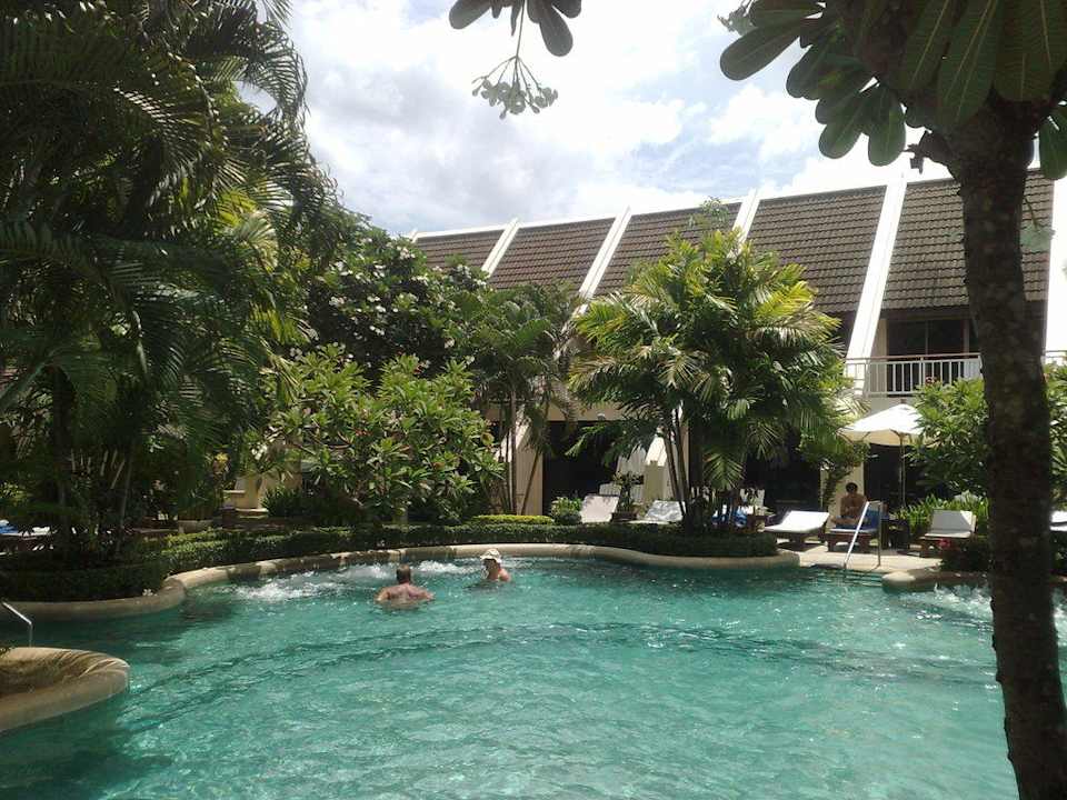 Einer von zwei Pools Hotel Thara Patong Beach
