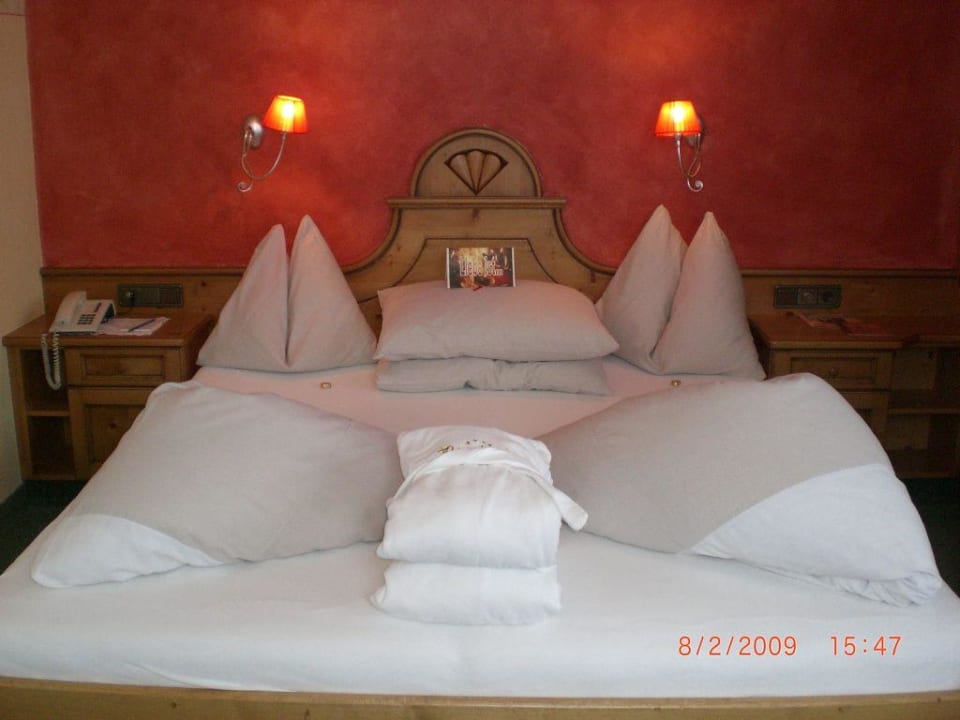 Doppelbett in der Schlößchensuite Adler Inn Tyrol Mountain Resort superior
