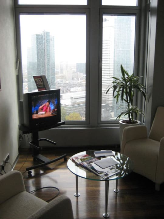 Wohnzimmerteil INNSIDE by Meliá Frankfurt Eurotheum