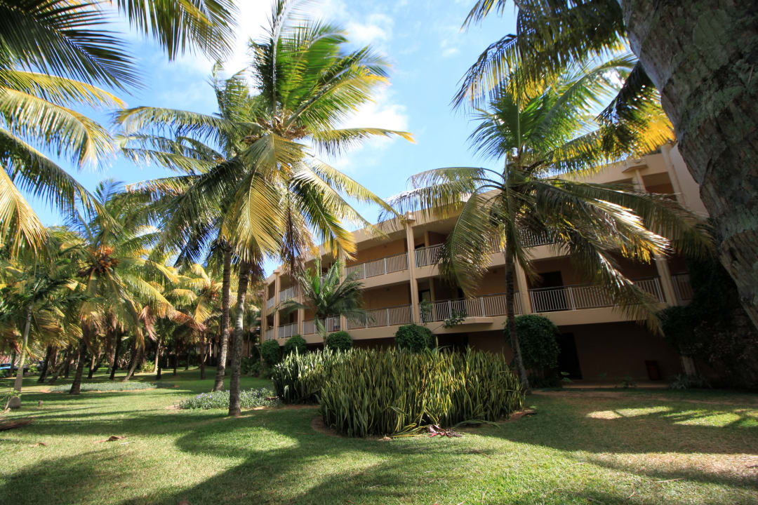 Hotelansicht vom Strand her Victoria Beachcomber Resort & Spa