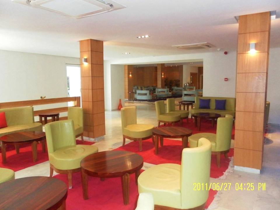 Haupthaus-Barbereich & hinten Empfangsbereich The Orangers Beach Resort and Bungalows