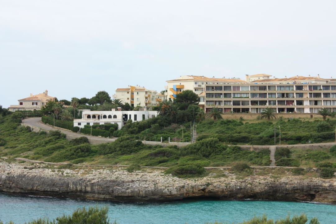 Hotel aus der Ferne betrachtet blau punta reina