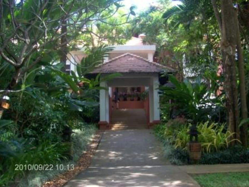 Zur Lobby von der Anlage aus Renaissance Koh Samui Resort & Spa