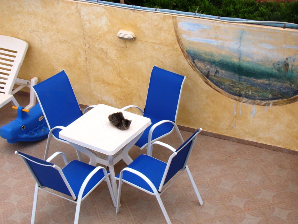 Stolik przy basenie Kasapakis Hotel & Apartments