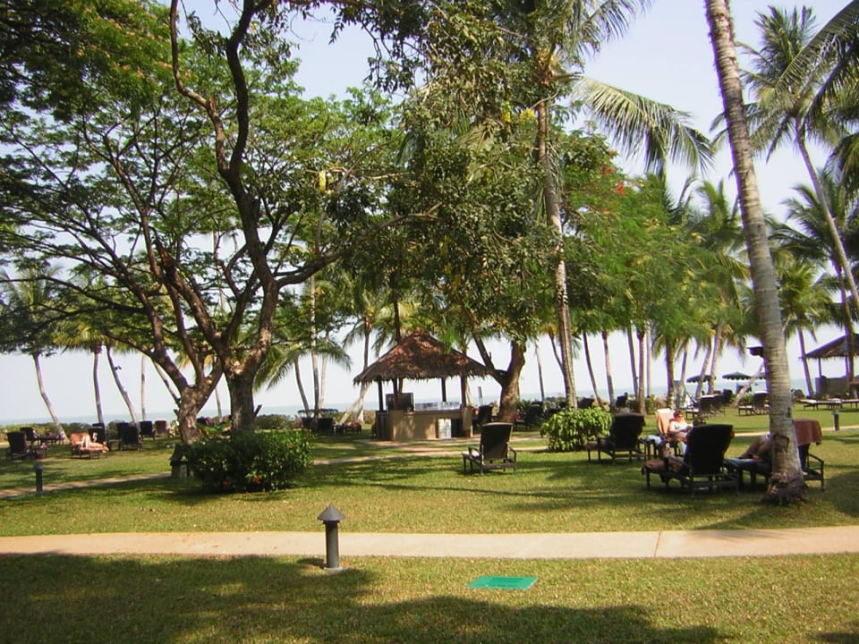 Liegen in der Gartenanlage Hotel Shangri-La Rasa Sayang Resort