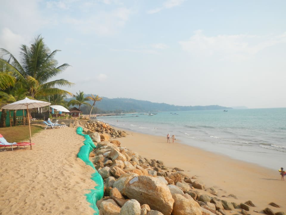 Blick von der Anlage auf den Strand 3m tiefer Hotel New Sita Garden