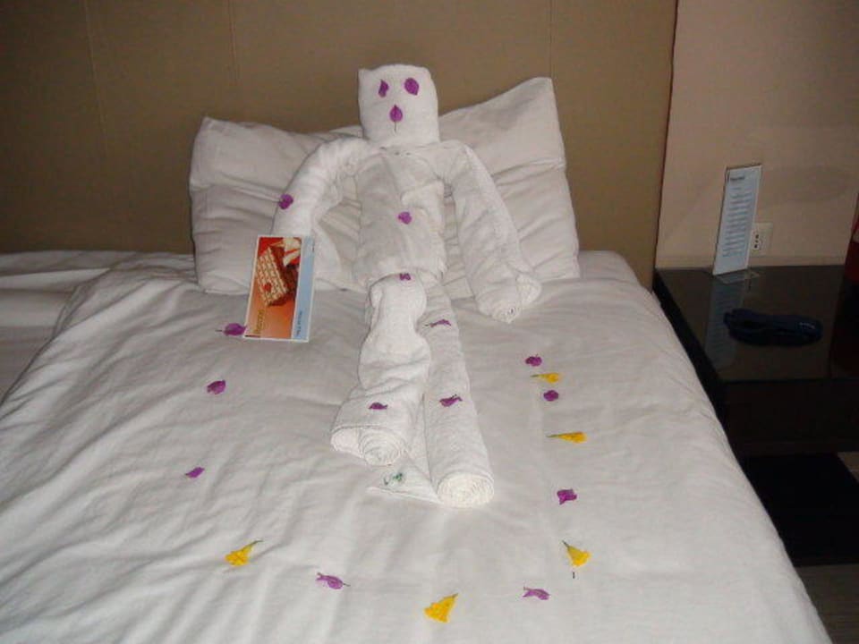 Figur mit Geburtstagskarte in der Hand Jaz Makadi Oasis Resort