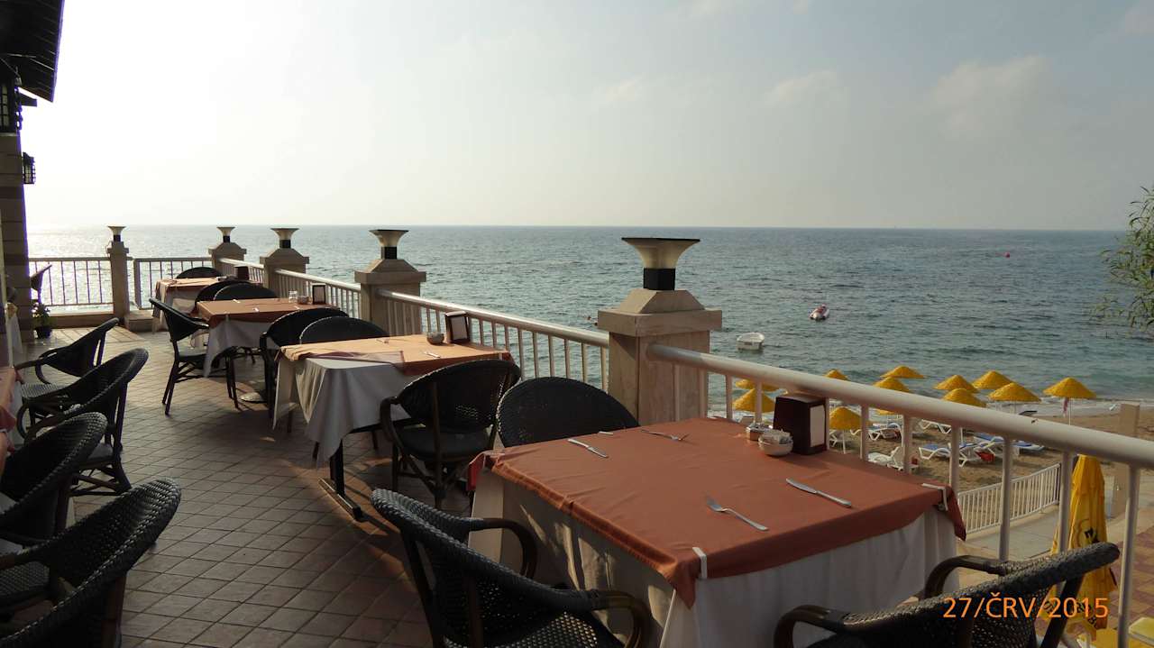 Venkovní terasa restaurace Salamis Bay Conti Resort Hotel & Casino