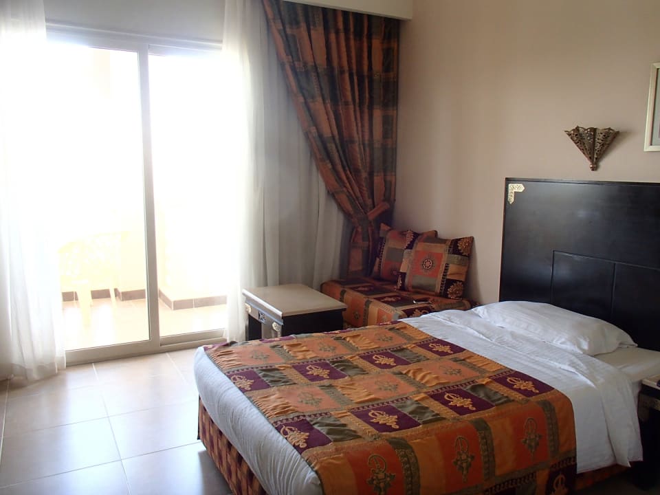 Ein sehr gerüäumiges Doppelzimmer Pickalbatros Palace Resort