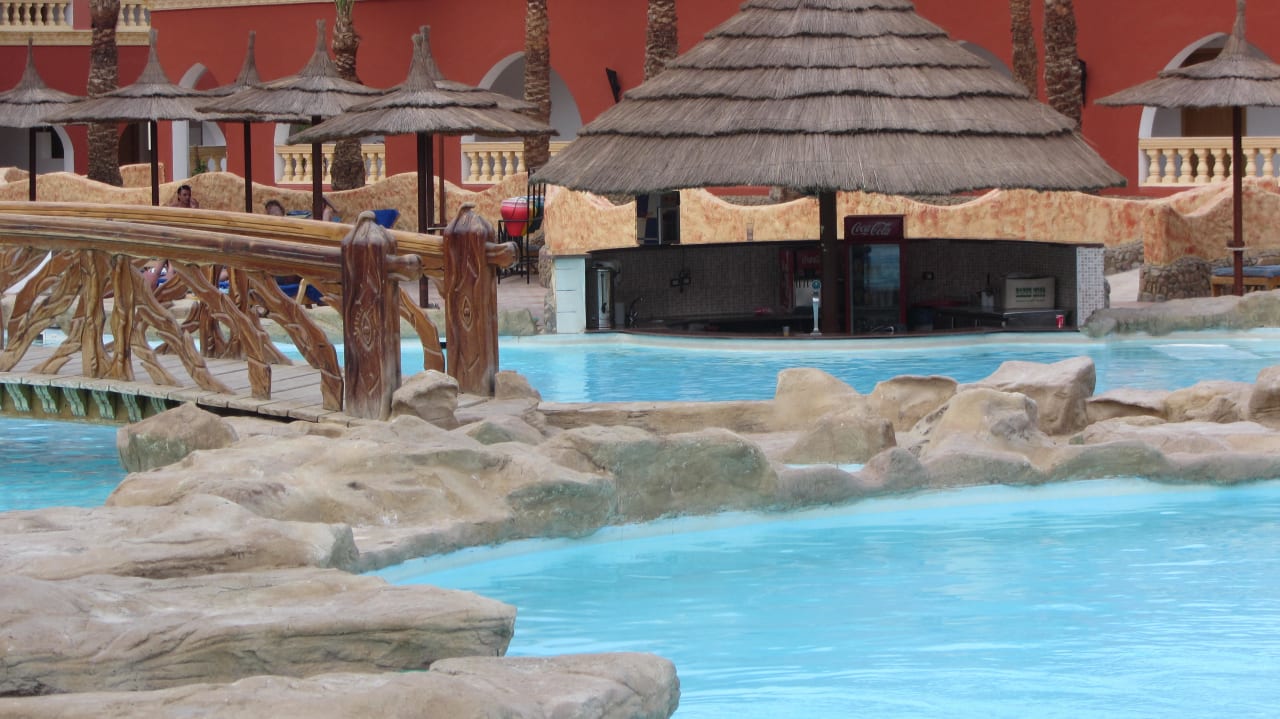 Hauptpool mit Pool-Bar Pickalbatros Alf Leila Wa Leila Resort - Neverland Hurghada