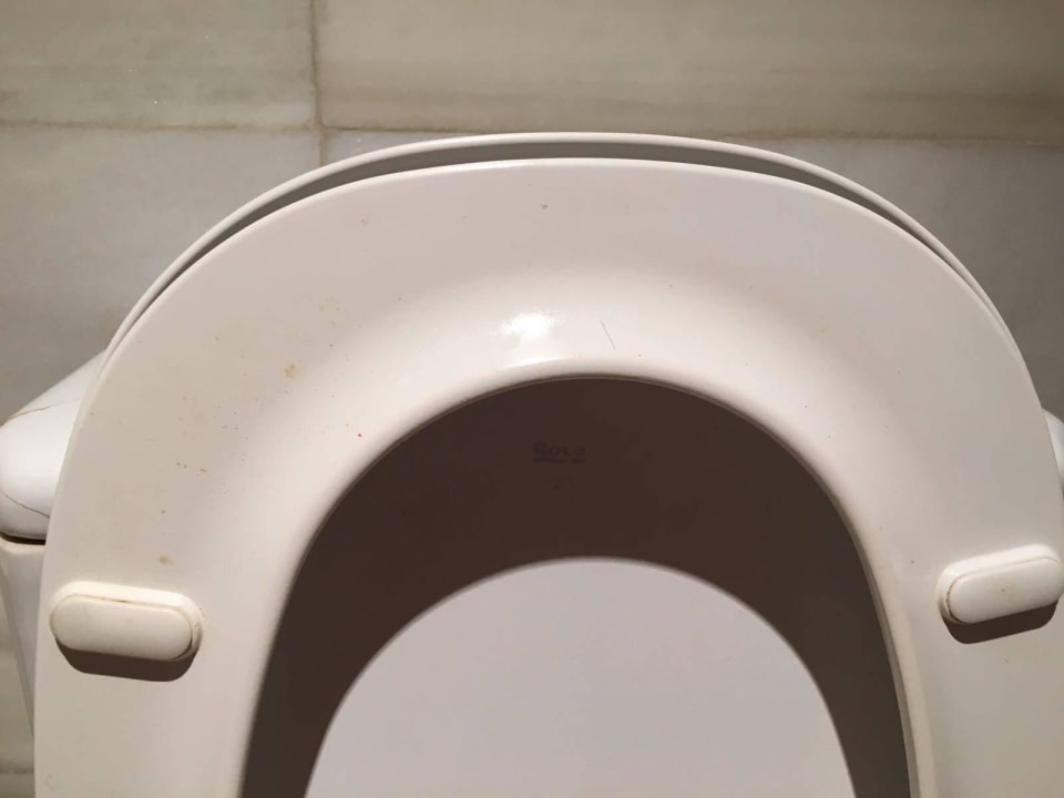 Toilettensitz mit Urinreste Iberostar Waves Cala Domingos
