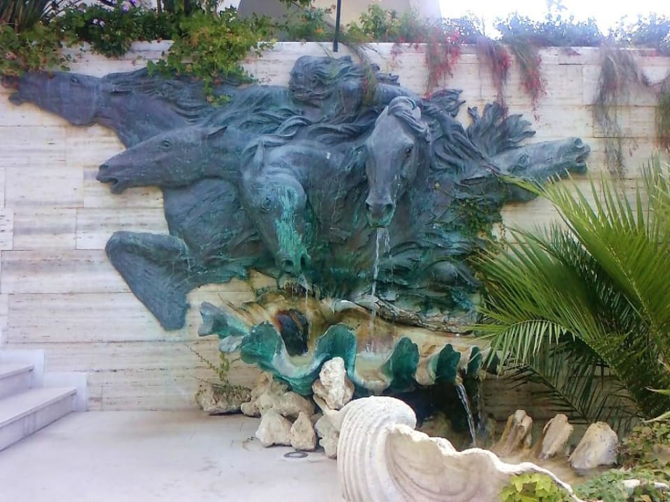 Pferdebrunnen oberhalb des Poolbereichs Aldiana Club Rocca Nettuno Calabria