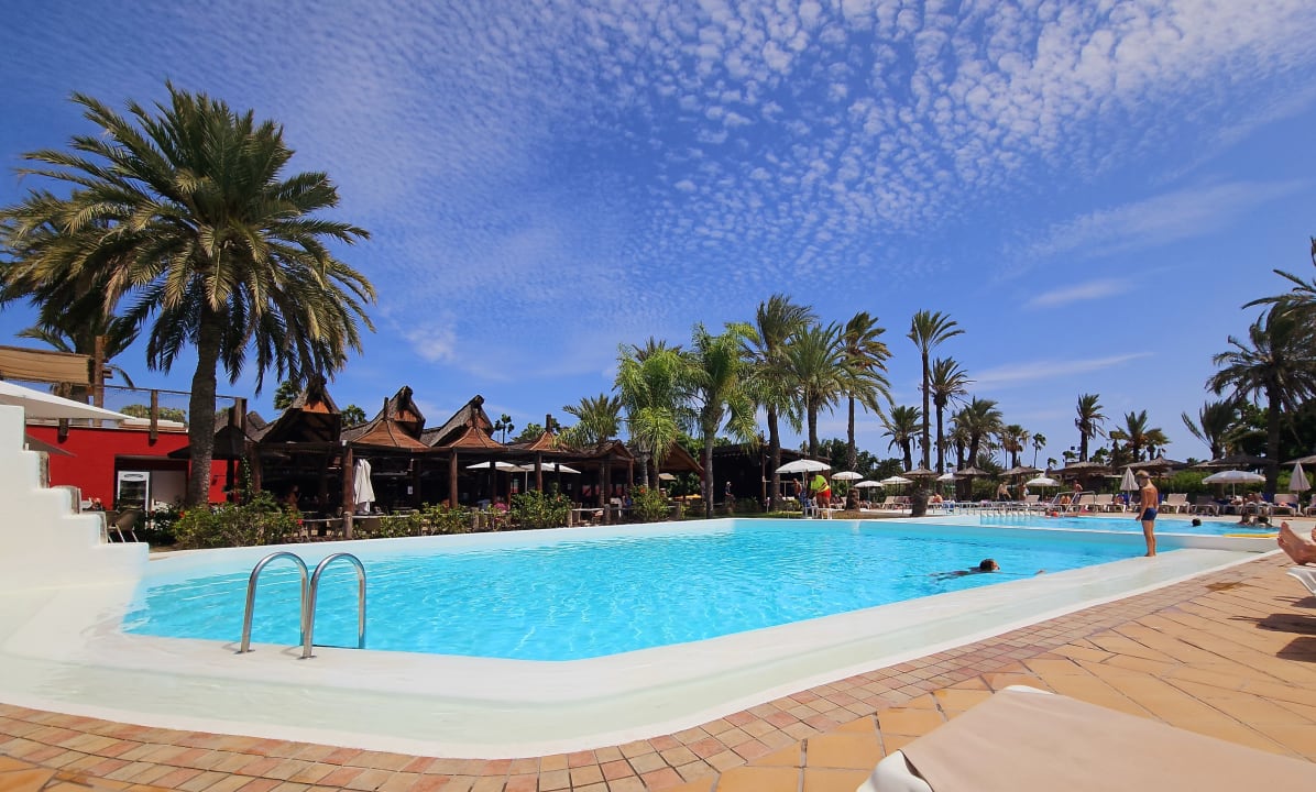 Pool HL Miraflor Suites Hotel