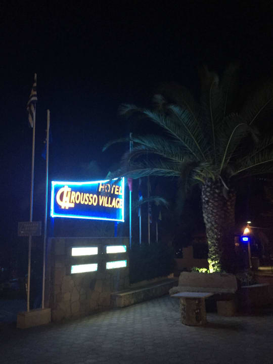 Eingang bei Nacht Hotel Chrousso Village