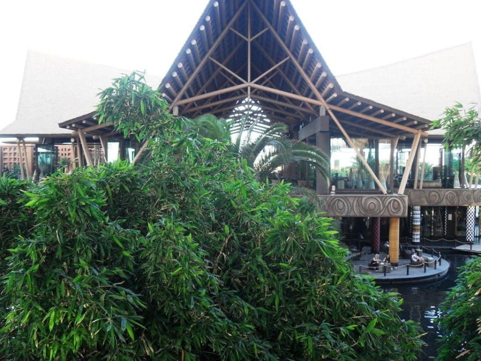 Oben die Bar Richard Burton unten Theater Lopesan Baobab Resort