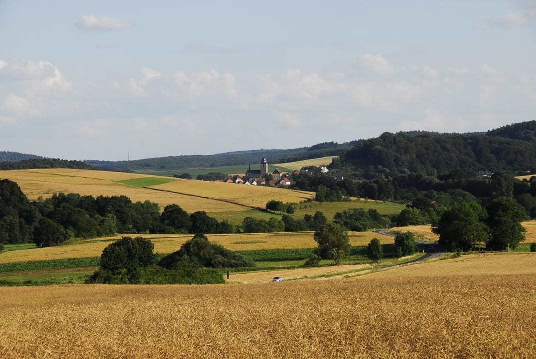 Die Lage des Hofes im Tal der zwei Burgen. Märchenbauernhof Weidelshof
