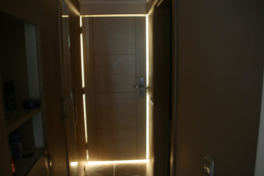 Abschlusstür, dahinter 6 spurige Straße Top Hotel