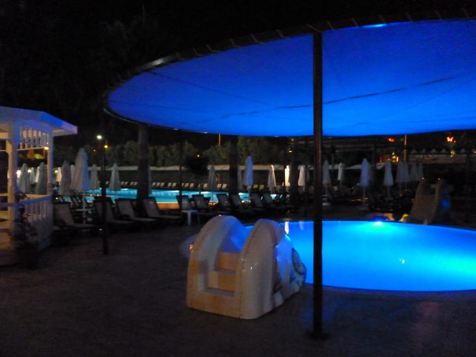 Nachts am Pool Hane Family Resort