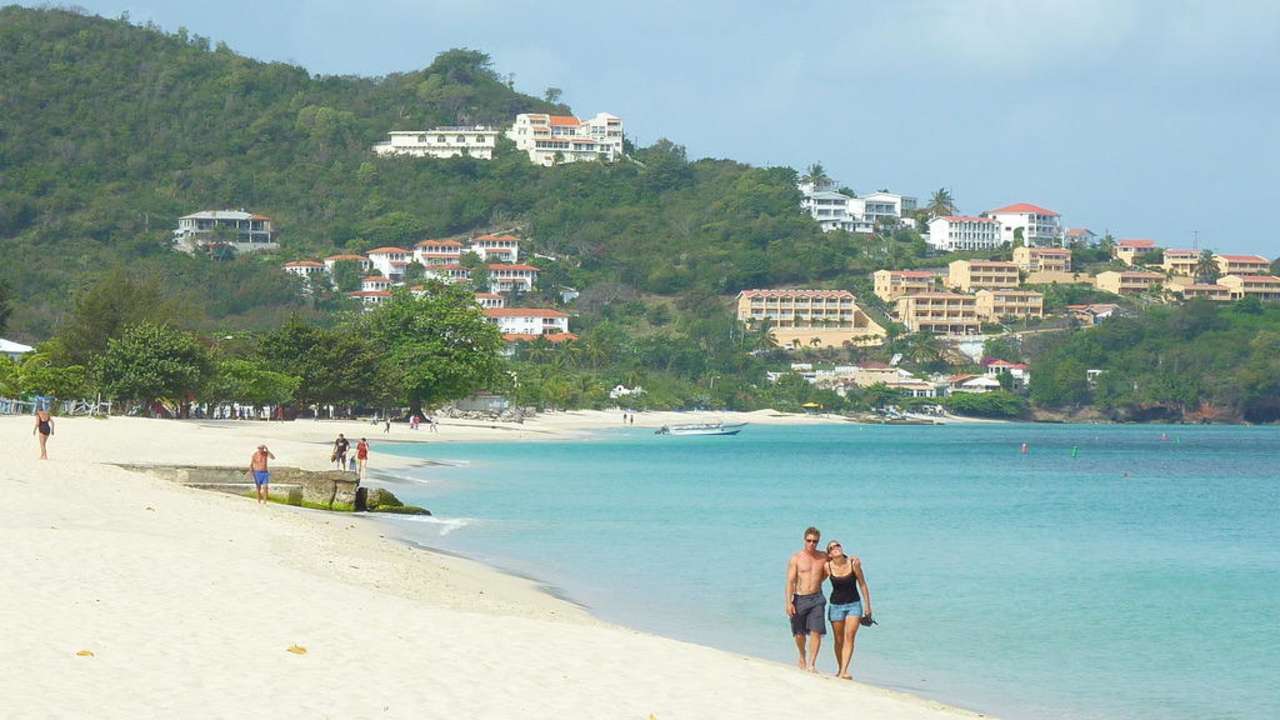 Strand und Hotel ganz hinten Hotel The Flamboyant