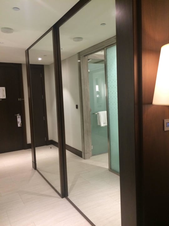 Kleiderschrank V Hotel Dubai, Curio Collection by Hilton