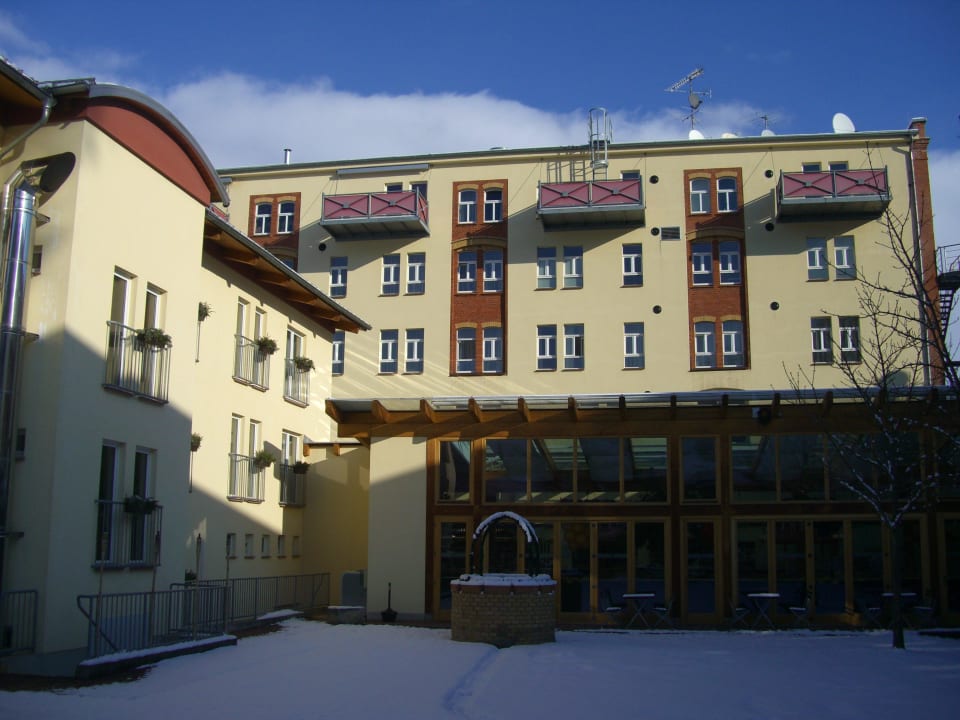 Hotelinnenhof mit Wintergarten  Hotelpark Stadtbrauerei Arnstadt
