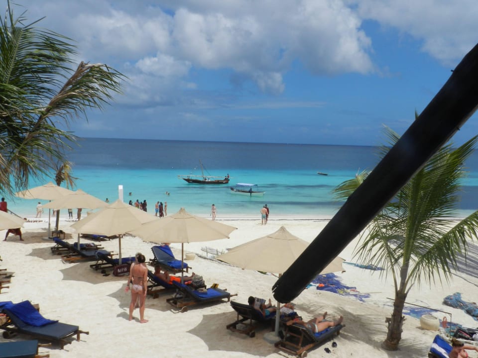 Liegeplätze an der Strandbar Royal Zanzibar Beach Resort