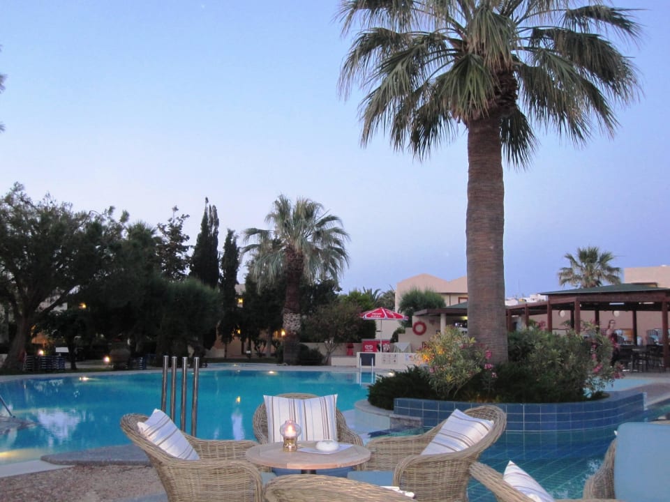 Hauptpool und Poolbar Phãea Cretan Malia