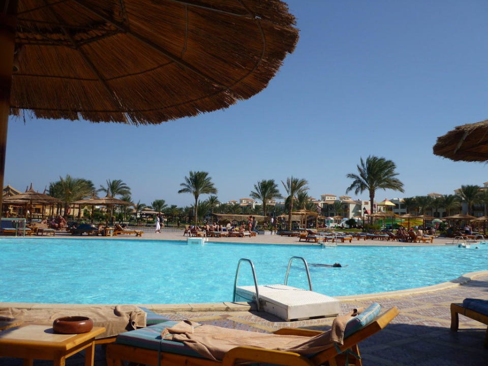 Blick über einen Pool Pickalbatros Dana Beach Resort - Hurghada