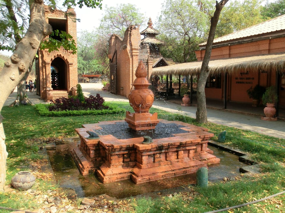 Blick auf das Eingangstor Hotel Bagan River View