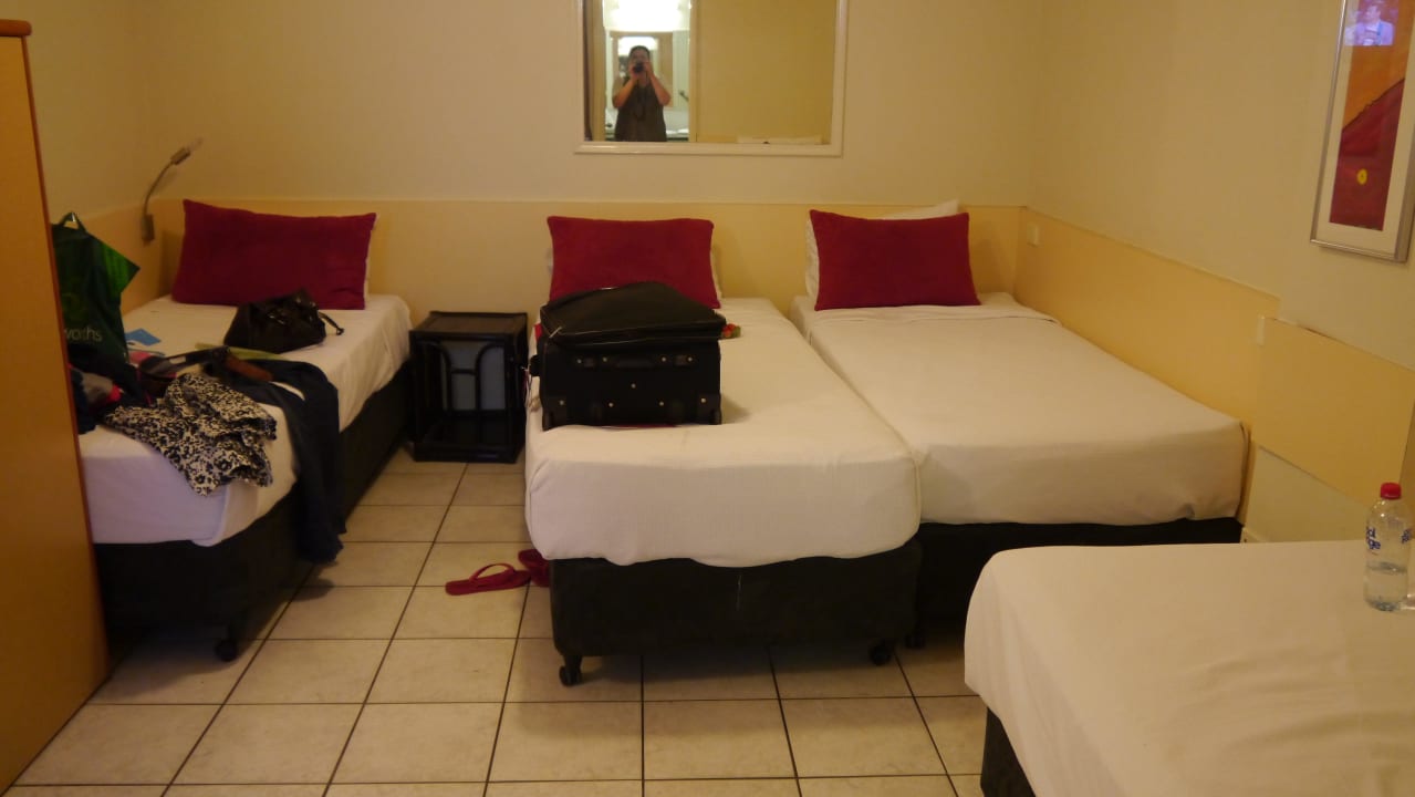 Mehrbettzimmer sehr eng Betten auf Rollen The Leea Resort Darwin