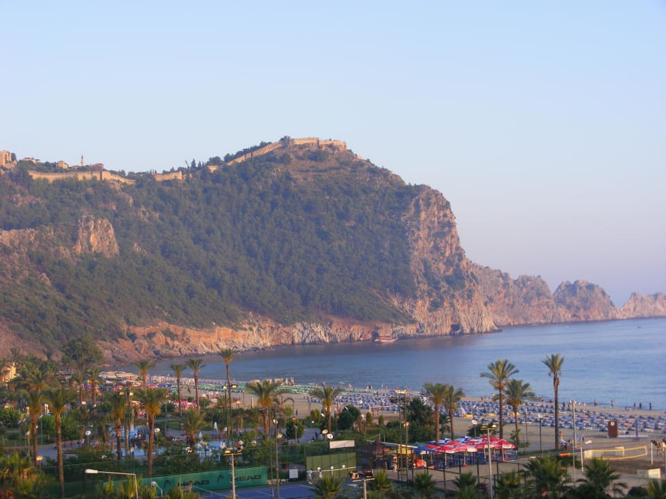 Blick zur Burganlage im Abendsonnenlicht  Gardenia Hotel