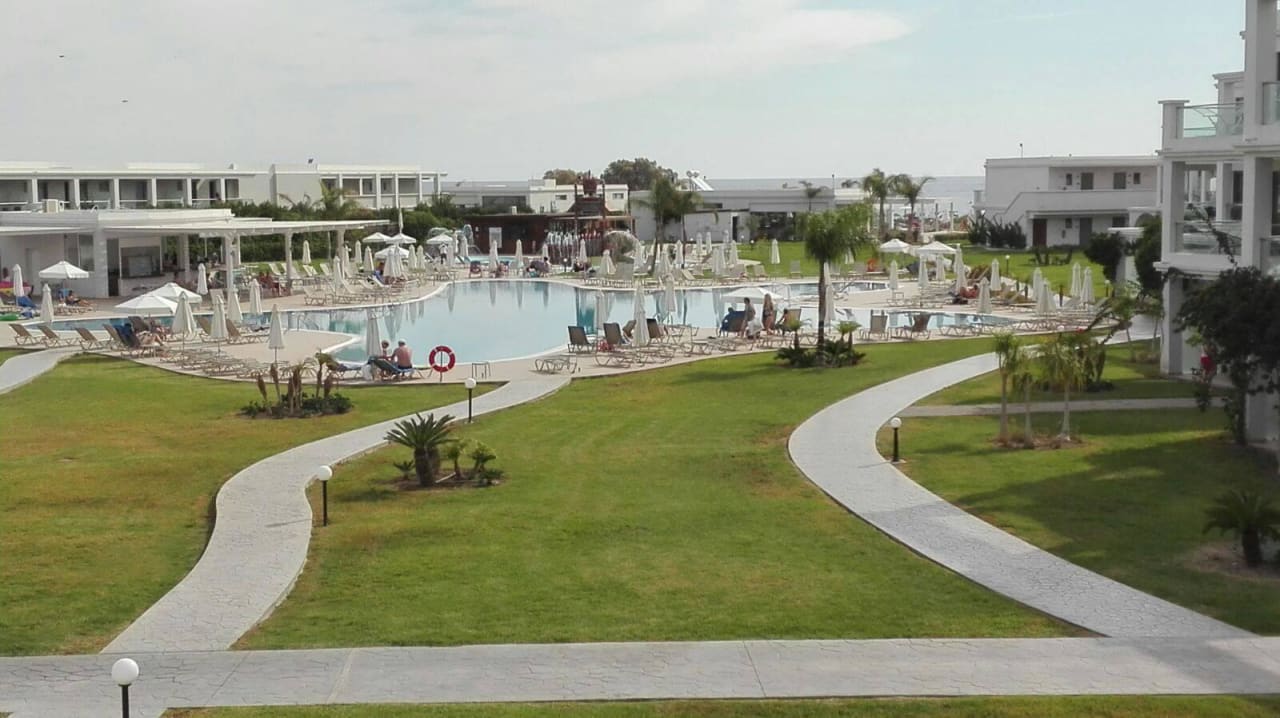 Blick auf den Pool Asterias Beach Resort