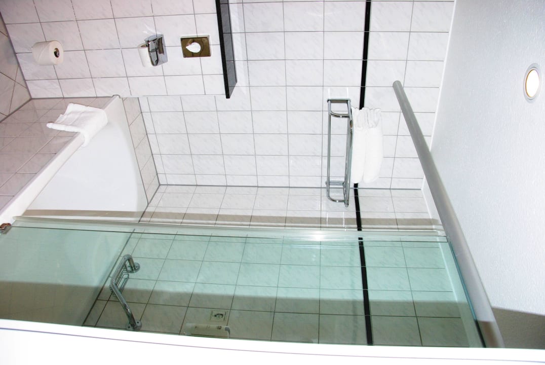 Bad mit Dusche-Wanne Best Western Plus Palatin Kongresshotel