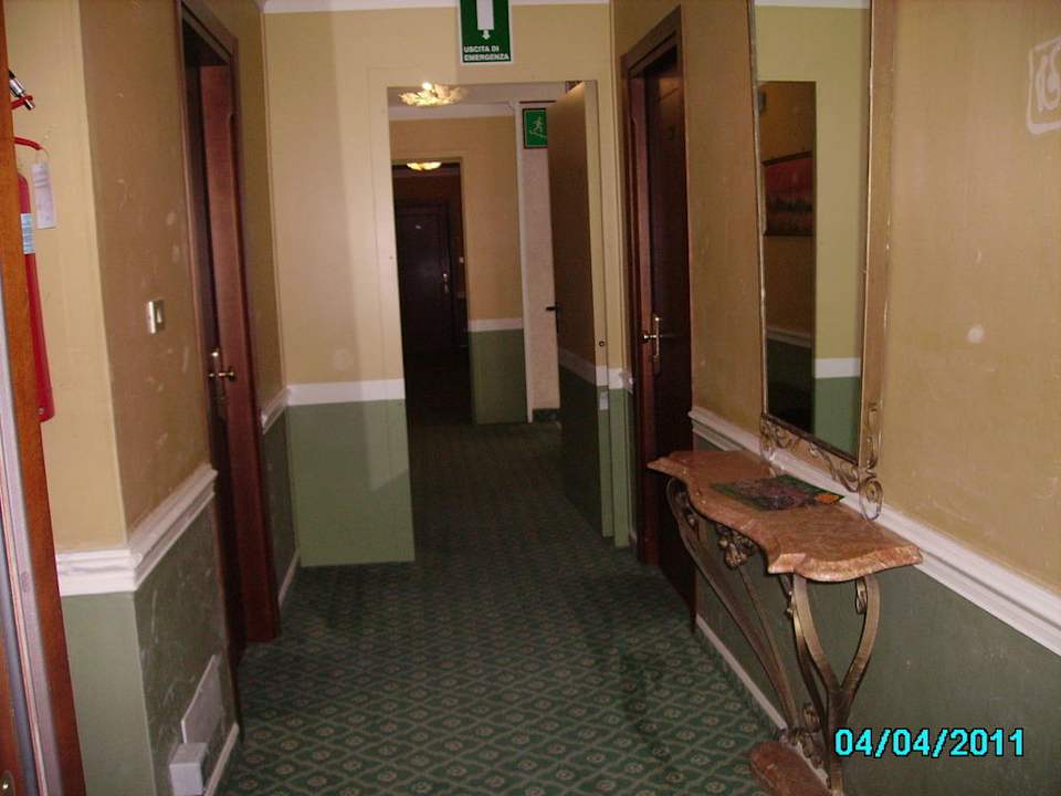 Il corridoio d'accesso alla camera Hotel Elena