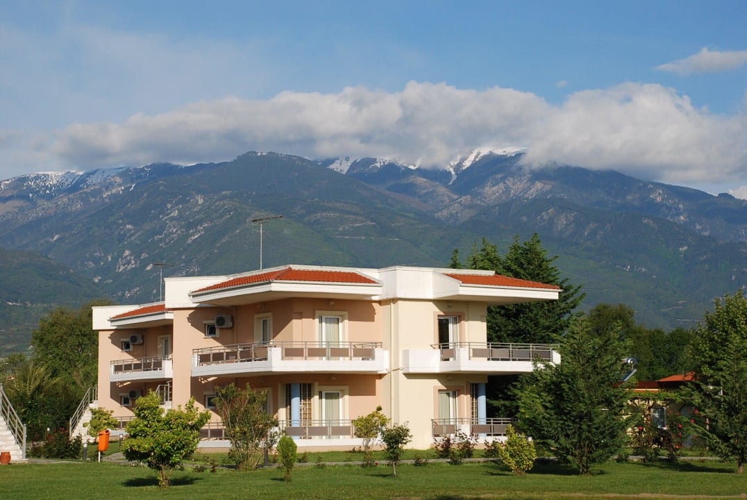 Jeden z budynkow hotelu, w tle Olimp alltoura Club Hotel Poseidon Palace