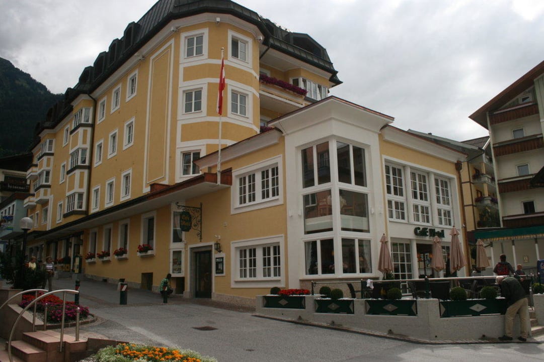 große Frontansicht Hotel Österreichischer Hof