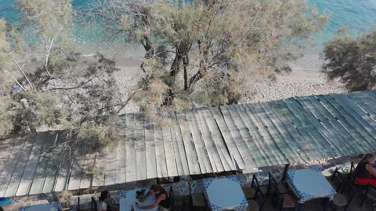 Vom Balkon auf das Restaurant / den Strand... Apartments Tarsa