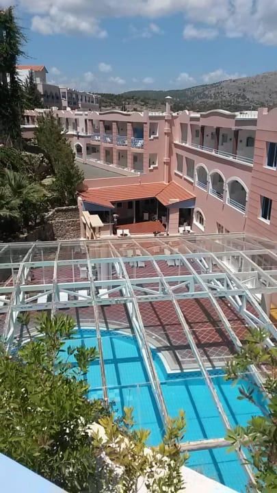 Überdachter Pool - dahinter kleine Bar Mitsis Rodos Village