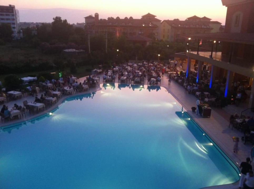 Pool im Abendlicht  Hotel Victory Resort