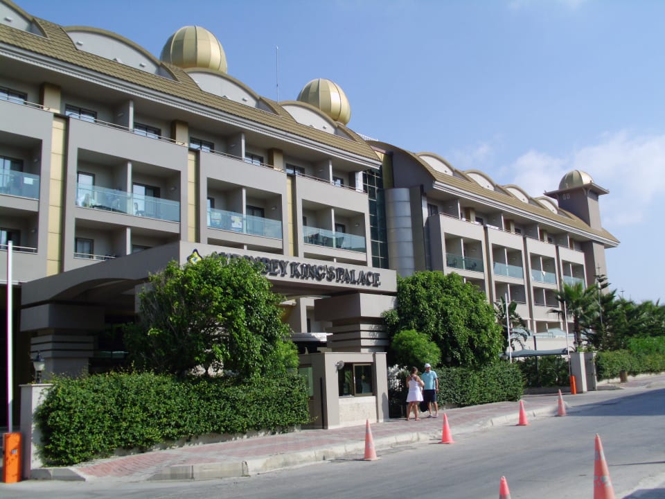 Hoteleingang von der Straße Aydinbey Kings Palace & Spa