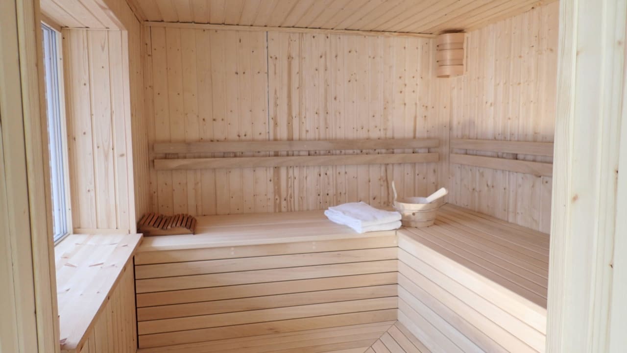 Großzügige Sauna mit verspiegeltem Außenfenster Ferienhäuser Bauernhof Haltermann Landurlaub mit Stil