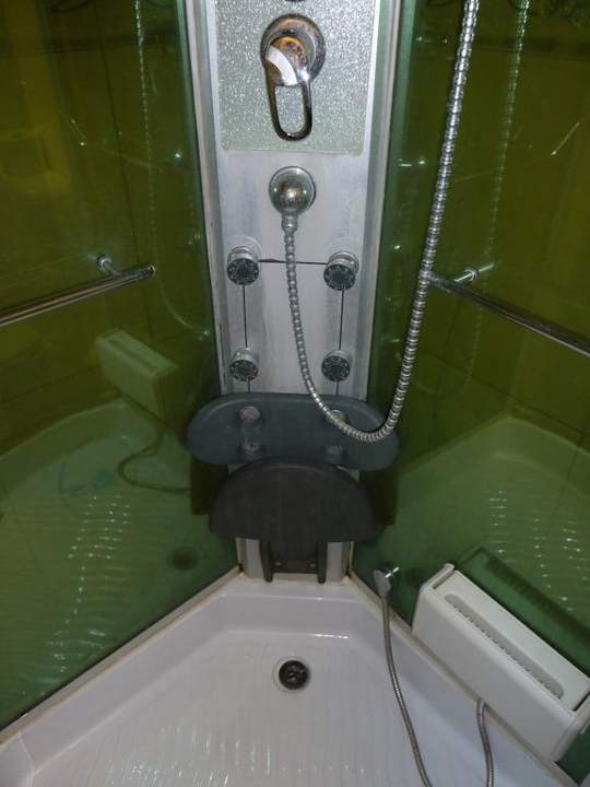 Total verkalkte und unsaubere Dusche Hotel Nevada Hamburg