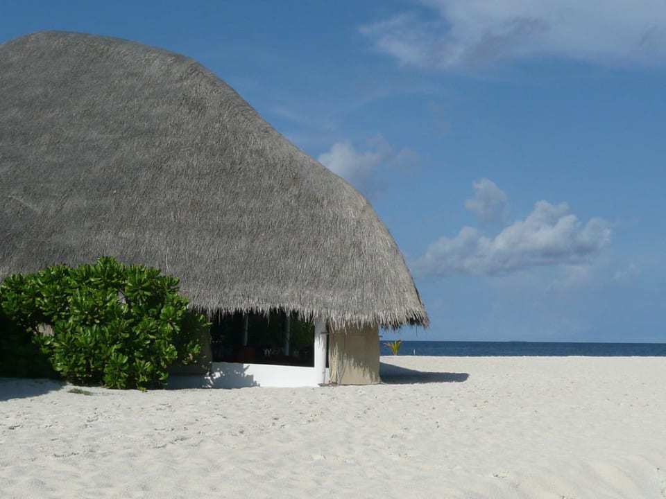 Das Restaurant vom Strand aus Angaga Island Resort