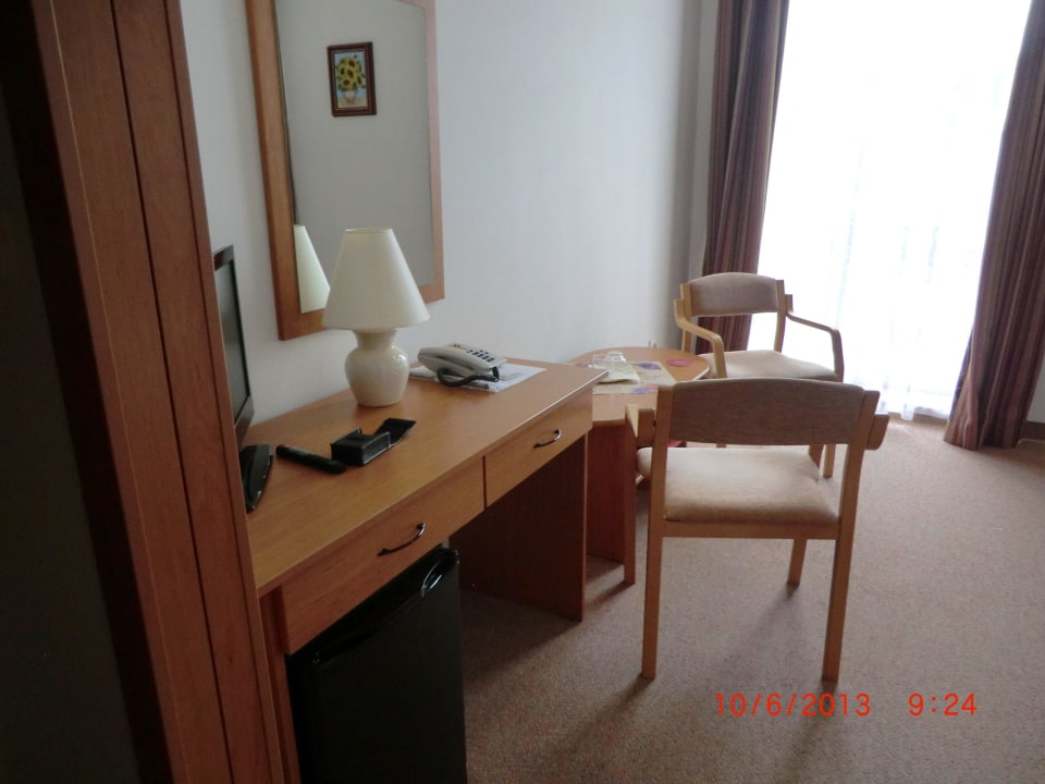 Schreibtisch, Tisch mit Stühlen Hotel Paris