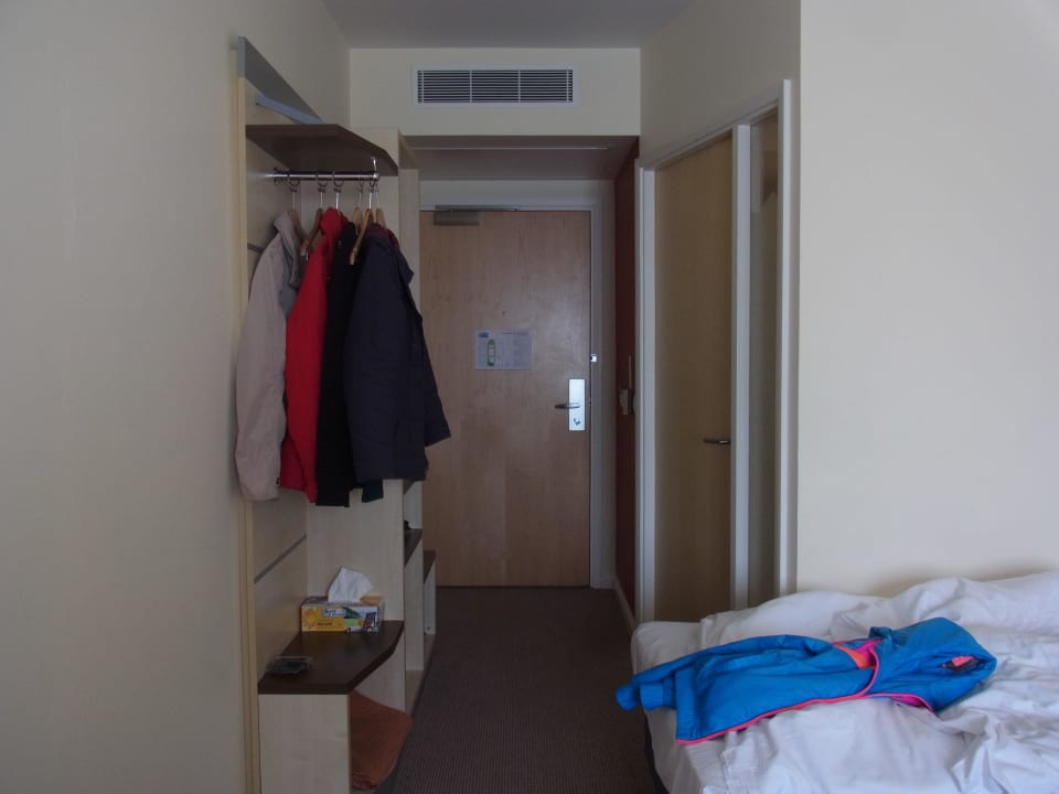 Eingangsstour und Gaderobe Hotel Holiday Inn Express Watford Junction