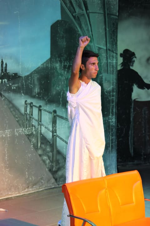 Nino als Statue Calimera Hane Garden