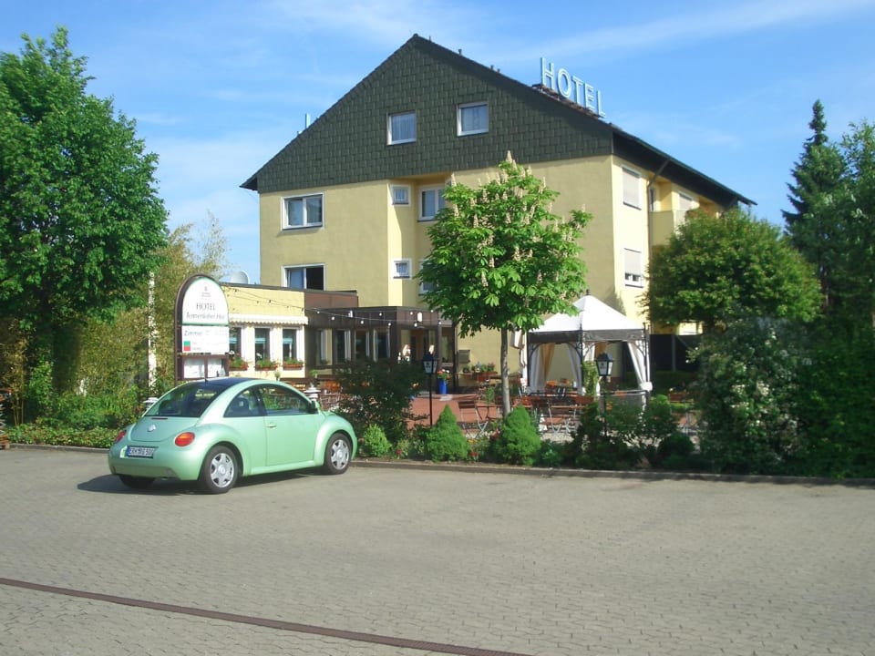 Hotel vom Parkplatz aus gesehen Hotel Tennenloher Hof