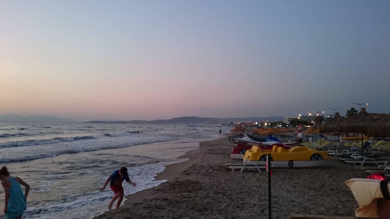 Strand bei Sonnenuntergang  Palm Wings Kusadasi Beach Resort & Spa